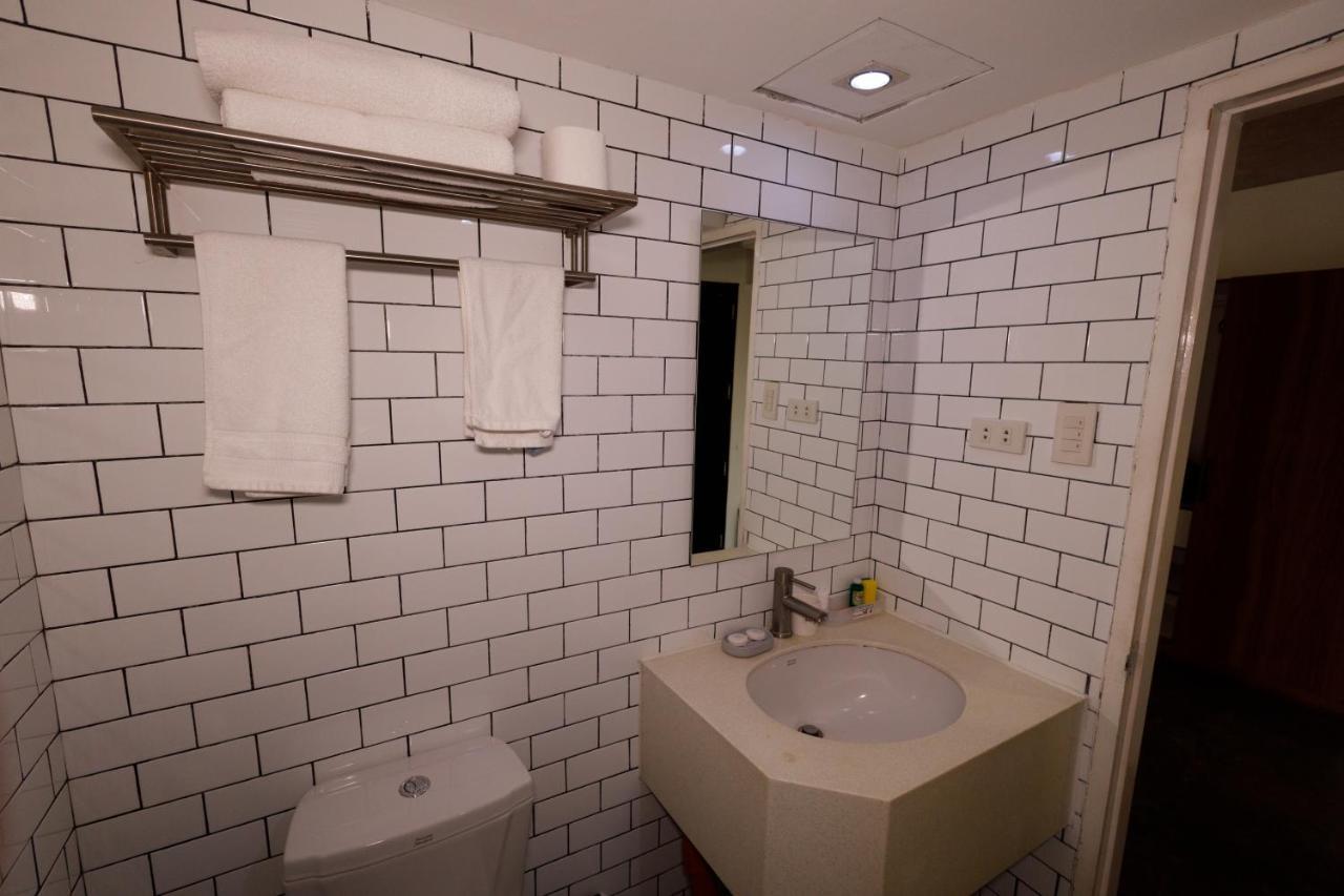5880 Enriquez Residences Manila Exterior photo